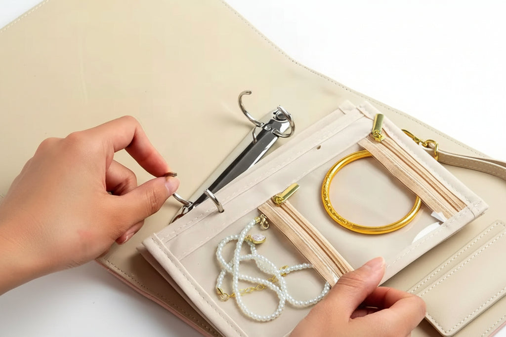Schmuckordner aus Kunstleder – Schmuck Organizer mit Reissverschluss & transparenten Taschen